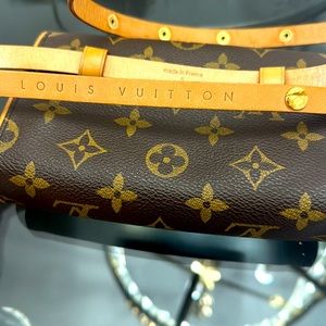 Authentic discontinued pre-owned monogram women’s  pouch pochette Florentine